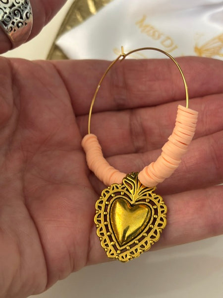 Boucles d'oreilles créoles ex voto, boucles d'oreilles religieuses, breloque coeur sacré, couleur "Pêche" boucles pendentif coeur doré