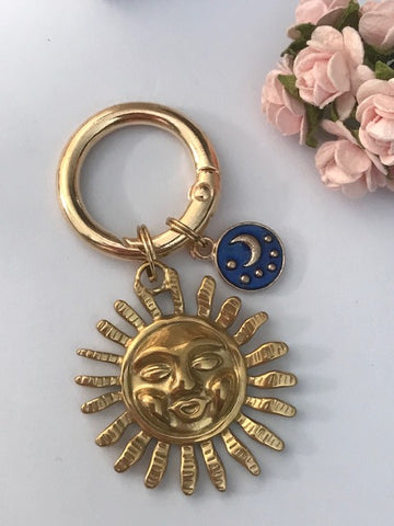 Un accessoire tendance le porte-clés élégant lune et soleil, grand soleil et breloque lune doré, cadeau pour femme soleil lune.