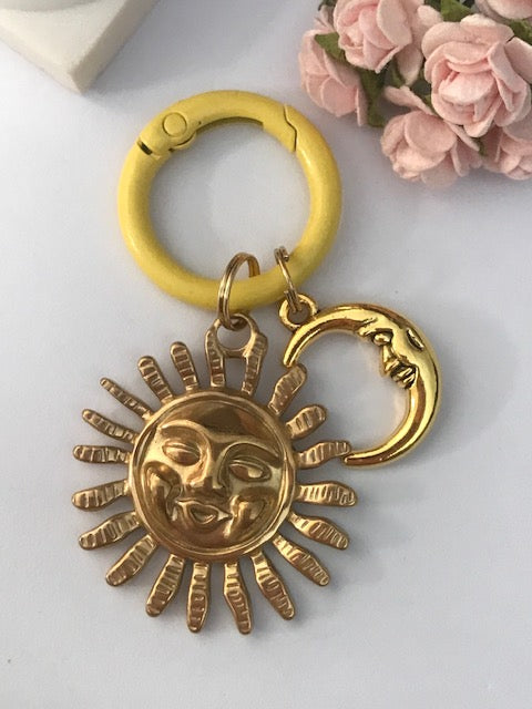 Porte clé soleil et lune, un accessoire tendance le porte-clés élégant lune et soleil, grand soleil et breloque lune doré, cadeau pour femme soleil lune.