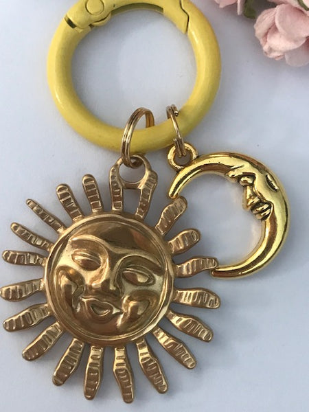 Porte clé soleil et lune, un accessoire tendance le porte-clés élégant lune et soleil, grand soleil et breloque lune doré, cadeau pour femme soleil lune.