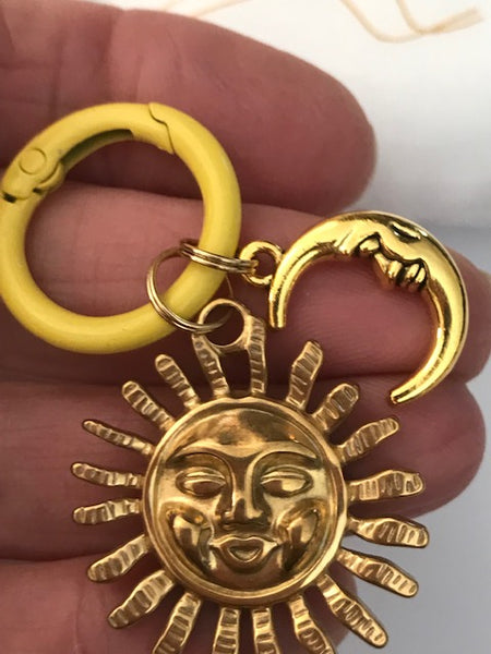 Porte clé soleil et lune, un accessoire tendance le porte-clés élégant lune et soleil, grand soleil et breloque lune doré, cadeau pour femme soleil lune.