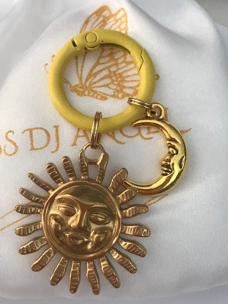 Porte clé soleil et lune, un accessoire tendance le porte-clés élégant lune et soleil, grand soleil et breloque lune doré, cadeau pour femme soleil lune.