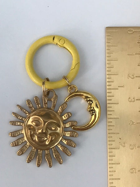 Porte clé soleil et lune, un accessoire tendance le porte-clés élégant lune et soleil, grand soleil et breloque lune doré, cadeau pour femme soleil lune.