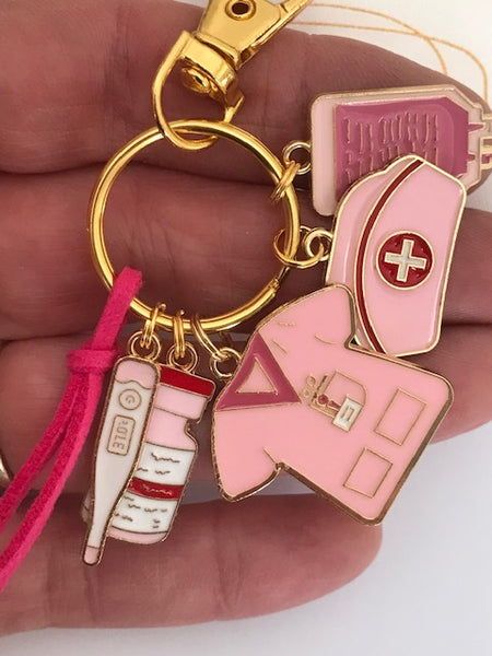 Un accessoire tendance le porte-clés élégant thème infirmière, breloques roses et doré, cadeau pour femme infirmière, sage-femme, médecin
