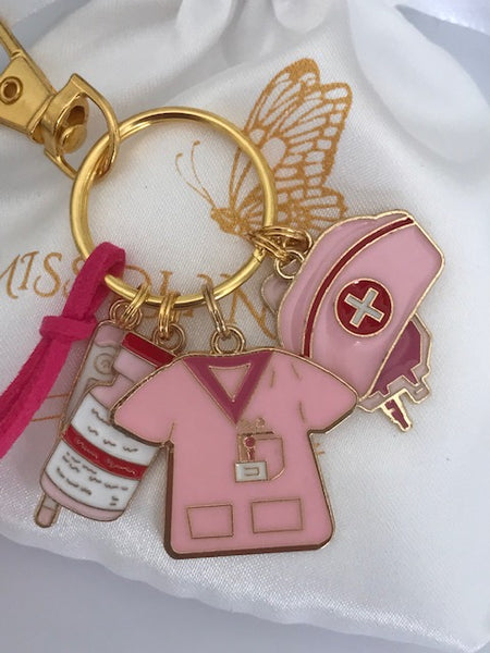 Un accessoire tendance le porte-clés élégant thème infirmière, breloques roses et doré, cadeau pour femme infirmière, sage-femme, médecin