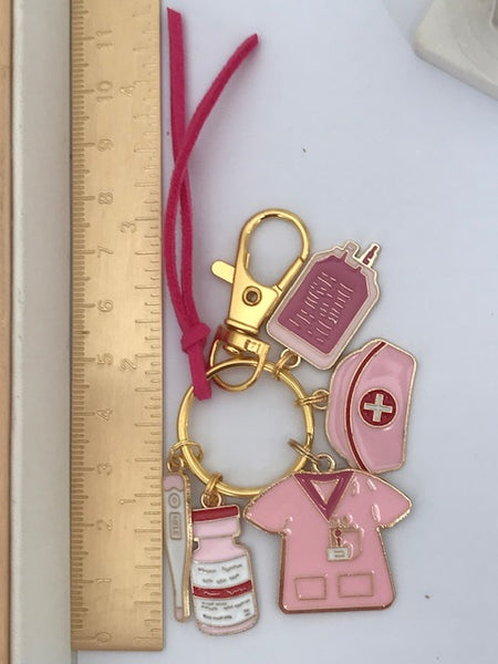 Un accessoire tendance le porte-clés élégant thème infirmière, breloques roses et doré, cadeau pour femme infirmière, sage-femme, médecin