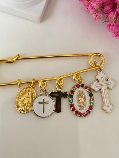 Une broche ex-voto, broche croix et médaille religieuse, cadeau pour maman, cadeau cérémonie avec pendentifs religieux.
