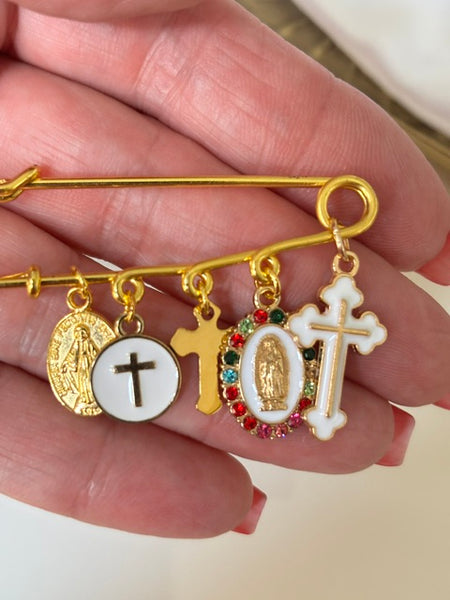 Une broche ex-voto, broche croix et médaille religieuse, cadeau pour maman, cadeau cérémonie avec pendentifs religieux.