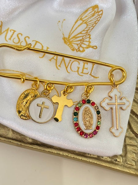 Une broche ex-voto, broche croix et médaille religieuse, cadeau pour maman, cadeau cérémonie avec pendentifs religieux.