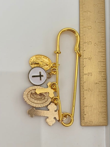 Une broche ex-voto, broche croix et médaille religieuse, cadeau pour maman, cadeau cérémonie avec pendentifs religieux.