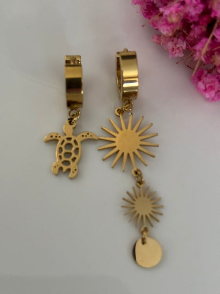 Boucles d'oreilles créoles et breloques tortue soleil, créoles dorées tortue et soleil, boucles d'oreilles asymétriques
