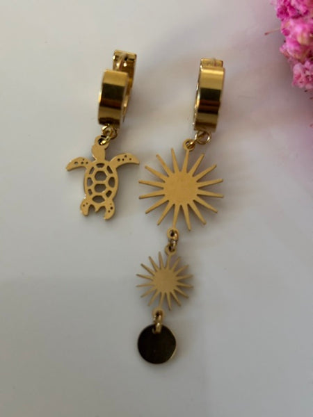 Boucles d'oreilles créoles et breloques tortue soleil, créoles dorées tortue et soleil, boucles d'oreilles asymétriques