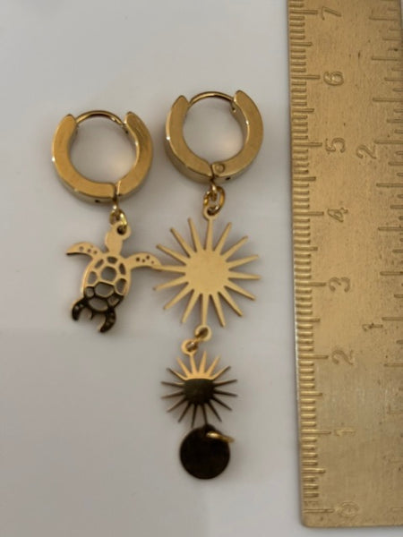 Boucles d'oreilles créoles et breloques tortue soleil, créoles dorées tortue et soleil, boucles d'oreilles asymétriques