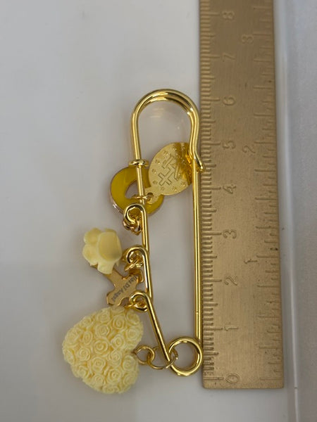 Broche ex voto, broche médaille religieuse, broche épingle porte bonheur, croix et vierge miraculeuse fait main avec amour.